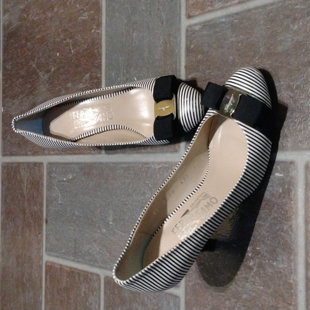 Salvatore Ferragamo Bow stripe heel pump size 6D